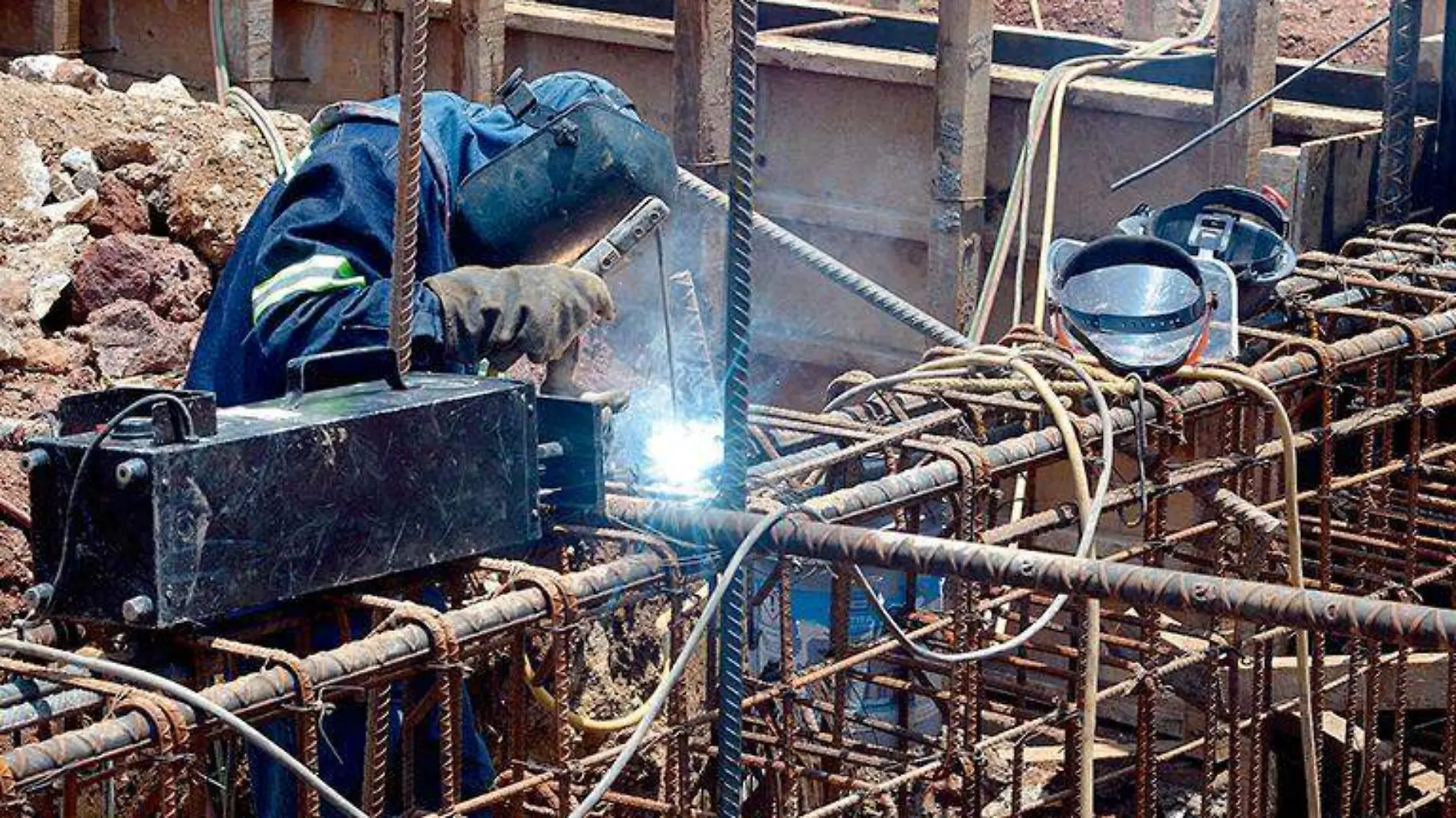 Persona soldado varillas en una construcción